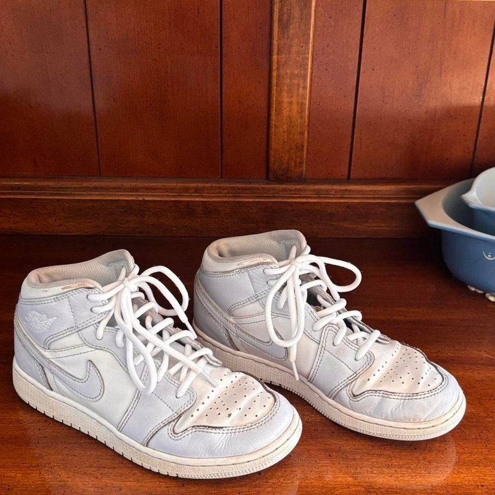 Kids Sneakers Nike Air Jordan Mids Gray and White Leather shoes - Picture 7 of 8
